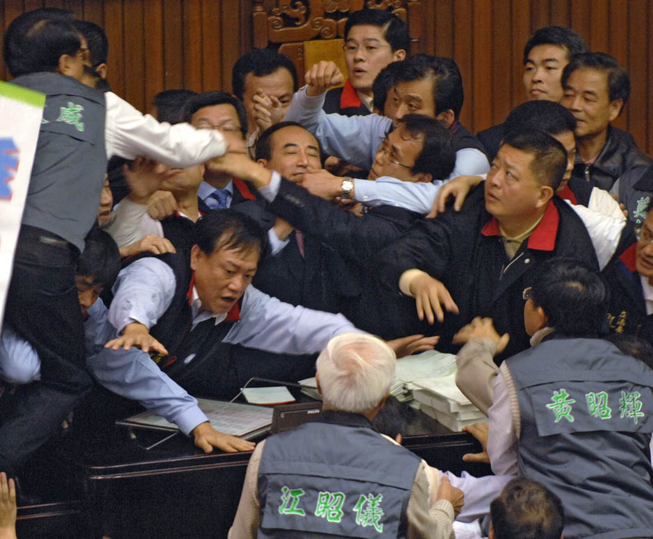 В Тайване депутаты устроили драку в здании парламента