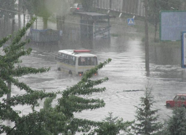 Харьков заливает дождем. ВИДЕО