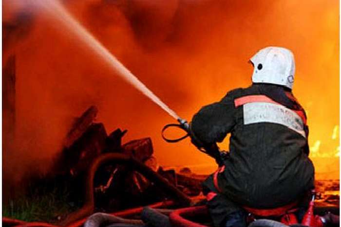 В Днепропетровске милиционер и прохожий спасли людей из горящего дома