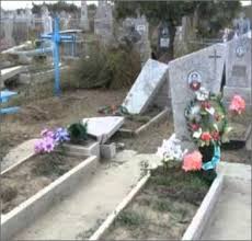 Трое детей разгромили кладбище, побив памятники на могилах
