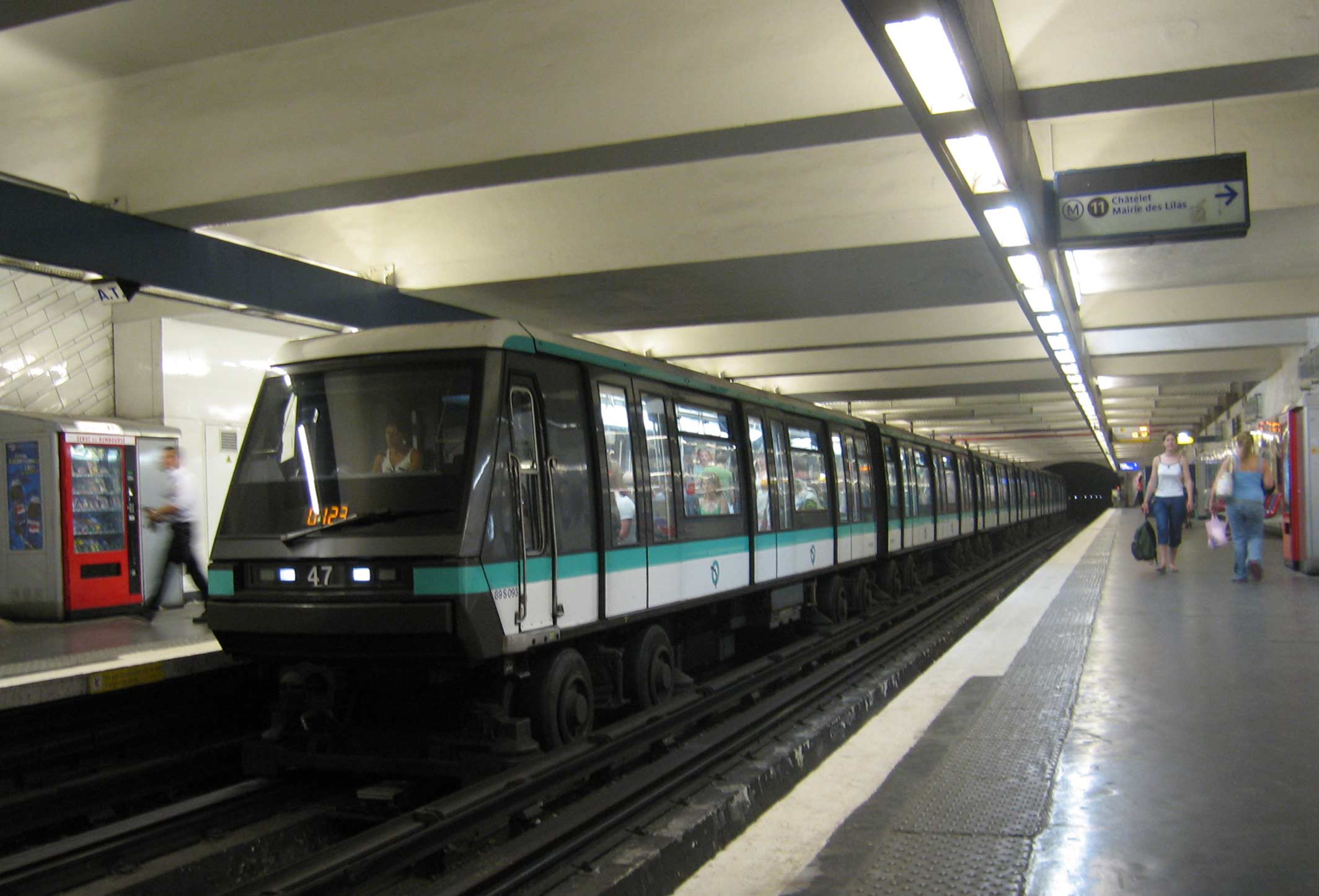 Девушка упала под поезд метро и выжила