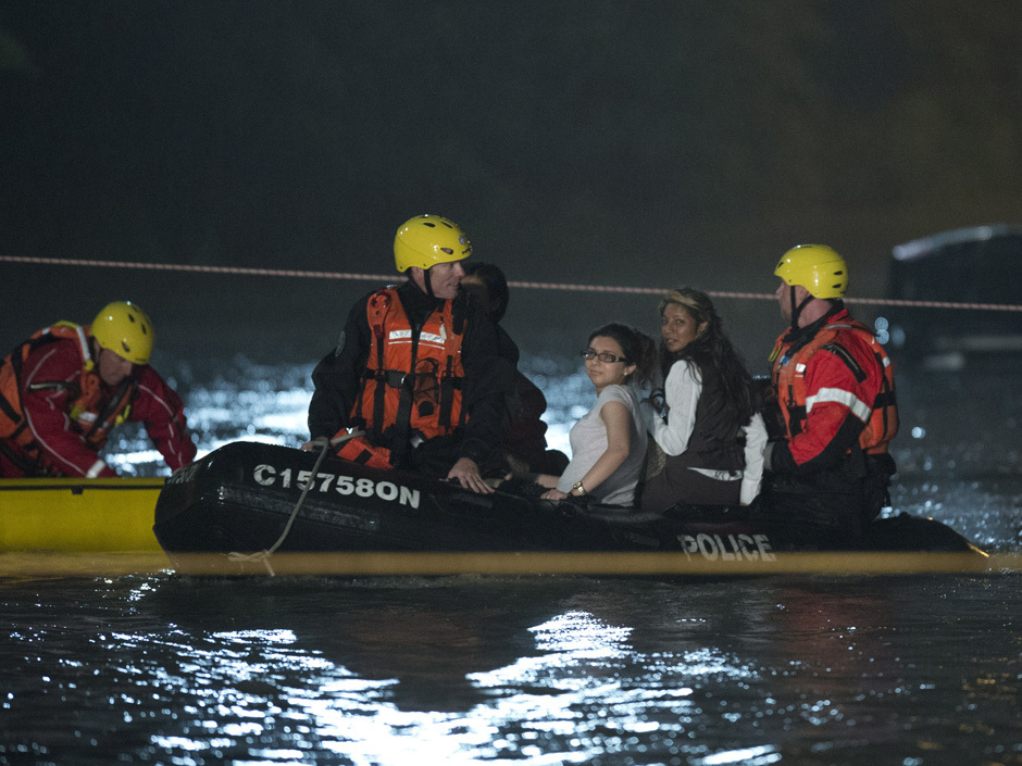 В Торонто из затопленного поезда эвакуировали пассажиров