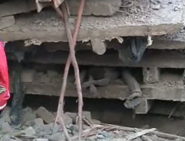 В Донбассе недостроенный дом упал на троих детей
