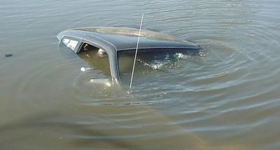 В Крыму автомобиль упал в воду: пассажири утонули
