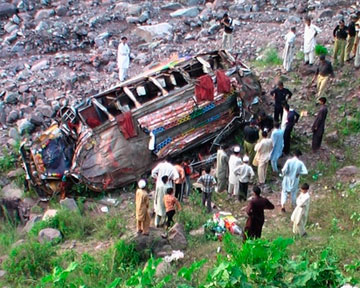 Автобус с пассажирами упал в пропасть: 16 погибших