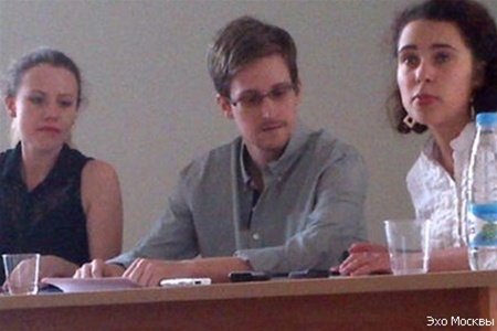 Эдвард Сноуден просил политического убежища в России