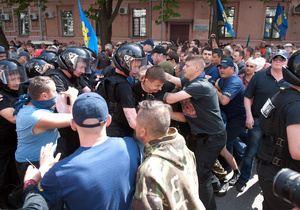 В Киеве здание МВД берут штурмом