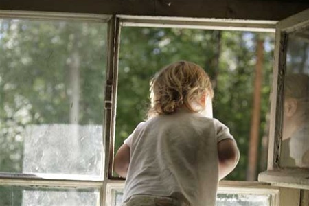 В Крыму 5-летний ребенок выпал из окна и остался жив