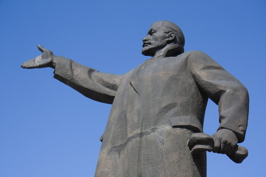 Суд отменил запрет на снос двух памятников Ленину в Сумах