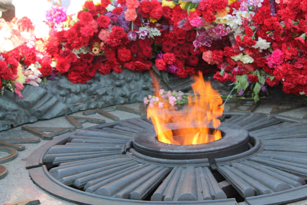 В Киеве в парке Славы украли фрагмент с постамента Вечного огня