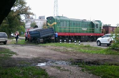 "Маз" столкнулся с поездом: водитель авто чудом выжил