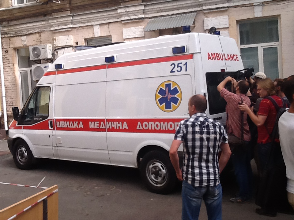 Ректора Петра Мельника доставили в суд принудительно в карете скорой помощи