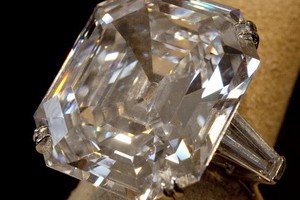 В солидных ювелирных магазинах покупателям подсовывают подделки
