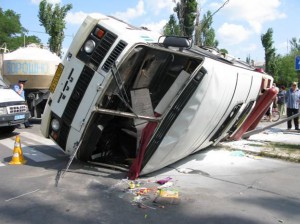 На Луганщине произошло столкновение грузовика и автобуса: 14 пострадавших