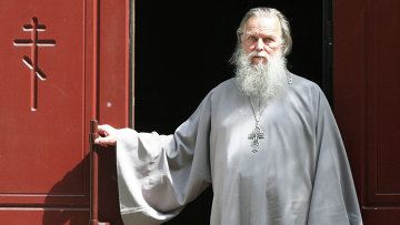 В России мужчина, обвиняемый в убийстве православного священника, взят под стражу