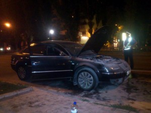 В Киеве ГАИ-шники тушили горящий автомобиль