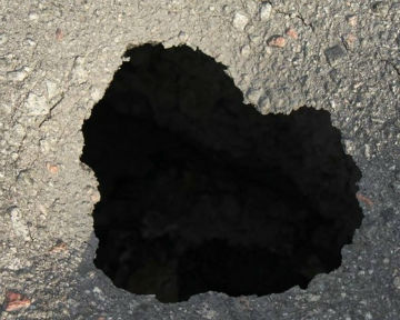 В Киеве снова провалилась дорога: в Голосеевском районе огромная дыра в асфальте