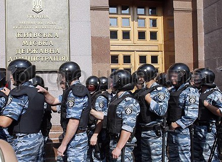 Возле Киевсовета во время митинга избили милиционера
