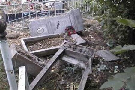 В Житомирской области вандалы изувечили могилы
