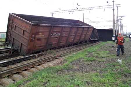Под Киевом сошел с рельсов грузовой вагон