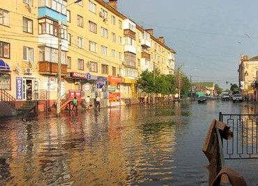 В Житомире потоп: парализовано движение транспорта