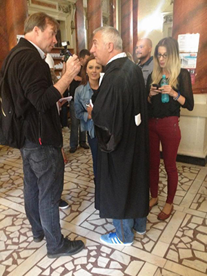 Румынский адвокат оштрафован на $1150 за то, что пришел в суд в джинсах и кроссовках