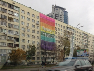 На Воздухофлотском путепроводе и на пр. Победы  развесили плакаты с флагом движения за права и свободы ЛГБТ