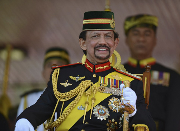 Лидер Брунея объявил о введении в стране законов шариата