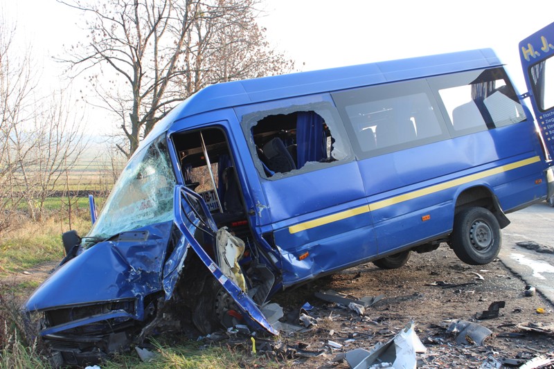 Во Львовской области столкнулись автобус и автомобиль: травмировано 7 человек