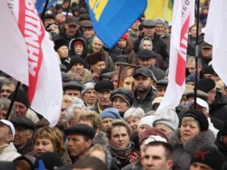 В Центре Киева оппозиция проводит массовые акции