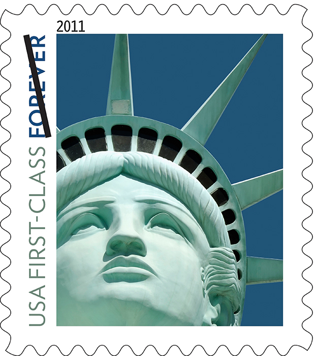 Скульптор копии Статуи Свободы в Лас-Вегасе подал в суд на почтовую службу за марки с фотографиями его «творения»
