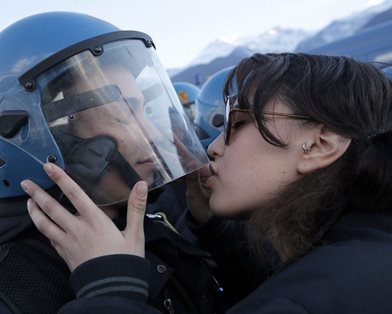 Итальянскую демонстрантку, поцеловавшую полицейского, обвинили в домогательстве