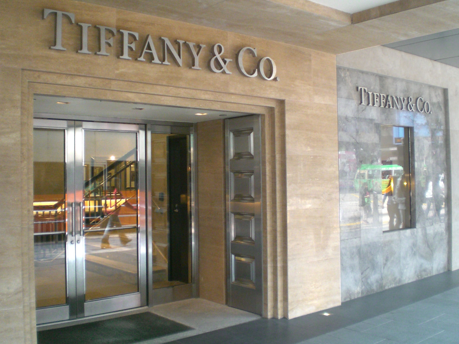 Tiffany заплатит $ 450 млн. долл. в пользу Swatch Group. ВИДЕО