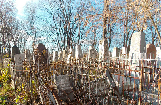 Задержали несовершеннолетних вандалов, разрушивших 47 кладбищенских надгробий