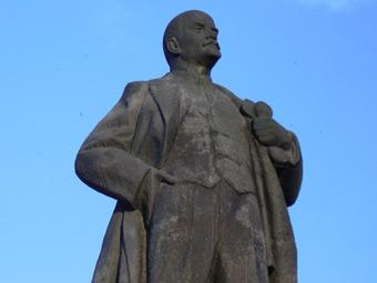 Суд назначил троим активистам подписку о невыезде за разрушение памятника Ленину
