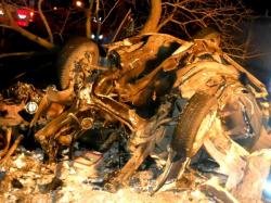 В Киеве автомобиль врезался в дерево и перевернулся на крышу: 2 человека погибло