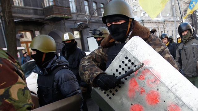 Участники массовых акций в Киеве разбили 2 милицейских автомобиля