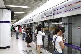 Власти Пекина решили ввести штрафы за еду и напитки в метрополитене