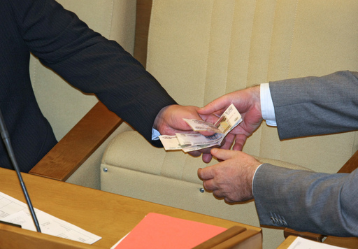 Во Львовской области сотрудников налоговой службы изоблачили в коррупции