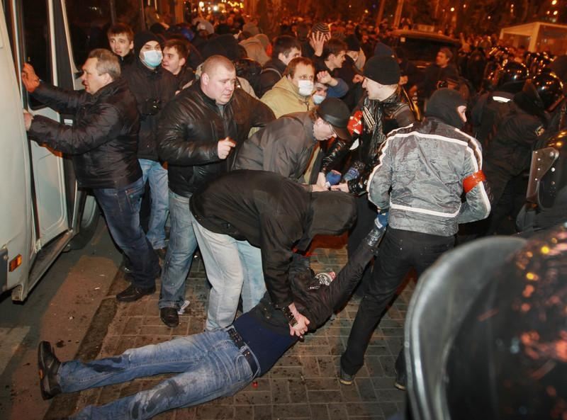 Правоохранители задержали 4-х и установили личности 300 участников массовых беспорядков в Донецке