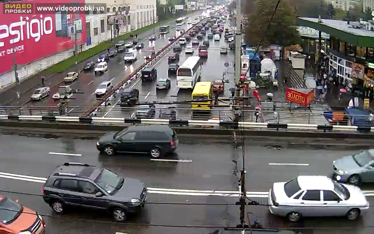 Для уменьшения нагрузки на дорогах скорость движения по Киеву хотят поднять до 80 км/час. ВИДЕО
