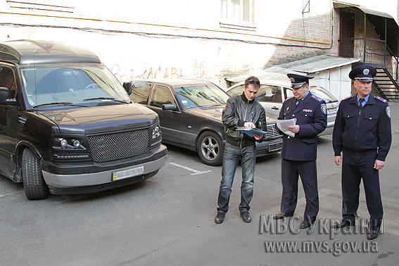 "Правый сектор" передал в МВД автомобиль Виктора Януковича. ВИДЕО