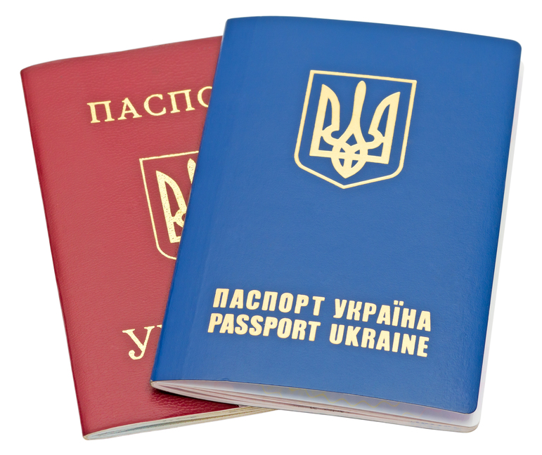 Миграционная служба Украины предлагает отменить ограничения на выдачу загранпаспортов
