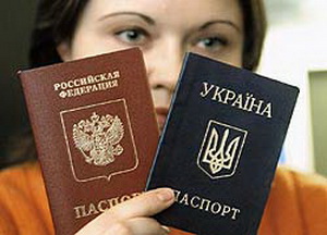 Крымчане записываются в очереди на подачу заявлений о сохранении украинского гражданства. ВИДЕО