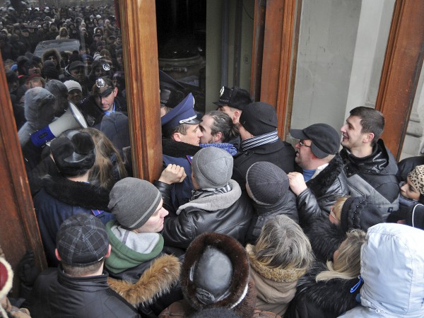 Возле здания УСБУ в Луганске остается около 1,5 тыс. протестующих. ВИДЕО