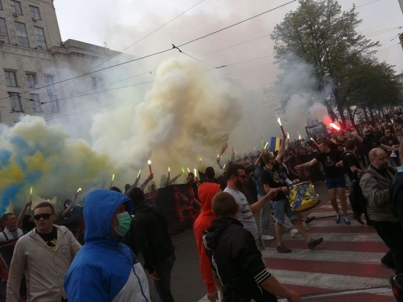 Возле стадиона «Металлист» произошла массовая драка между ультрас и пророссийскими активистами 