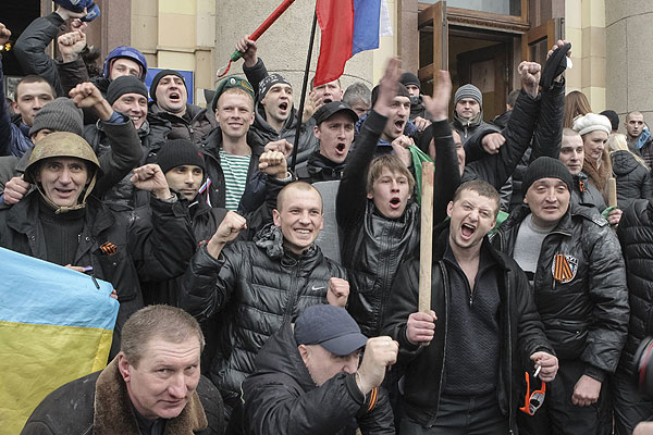Двое мужчин, координируя свои действия за пределами страны, организовывали массовые беспорядки в Харькове