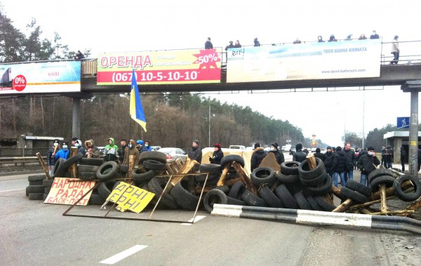 На въездах в Киев выставлены блокпосты для контроля и предотвращения ввоза оружия