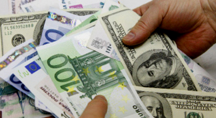 Ограничение на продажу валюты до 15 тыс. гривен в день продлили до сентября. ВИДЕО