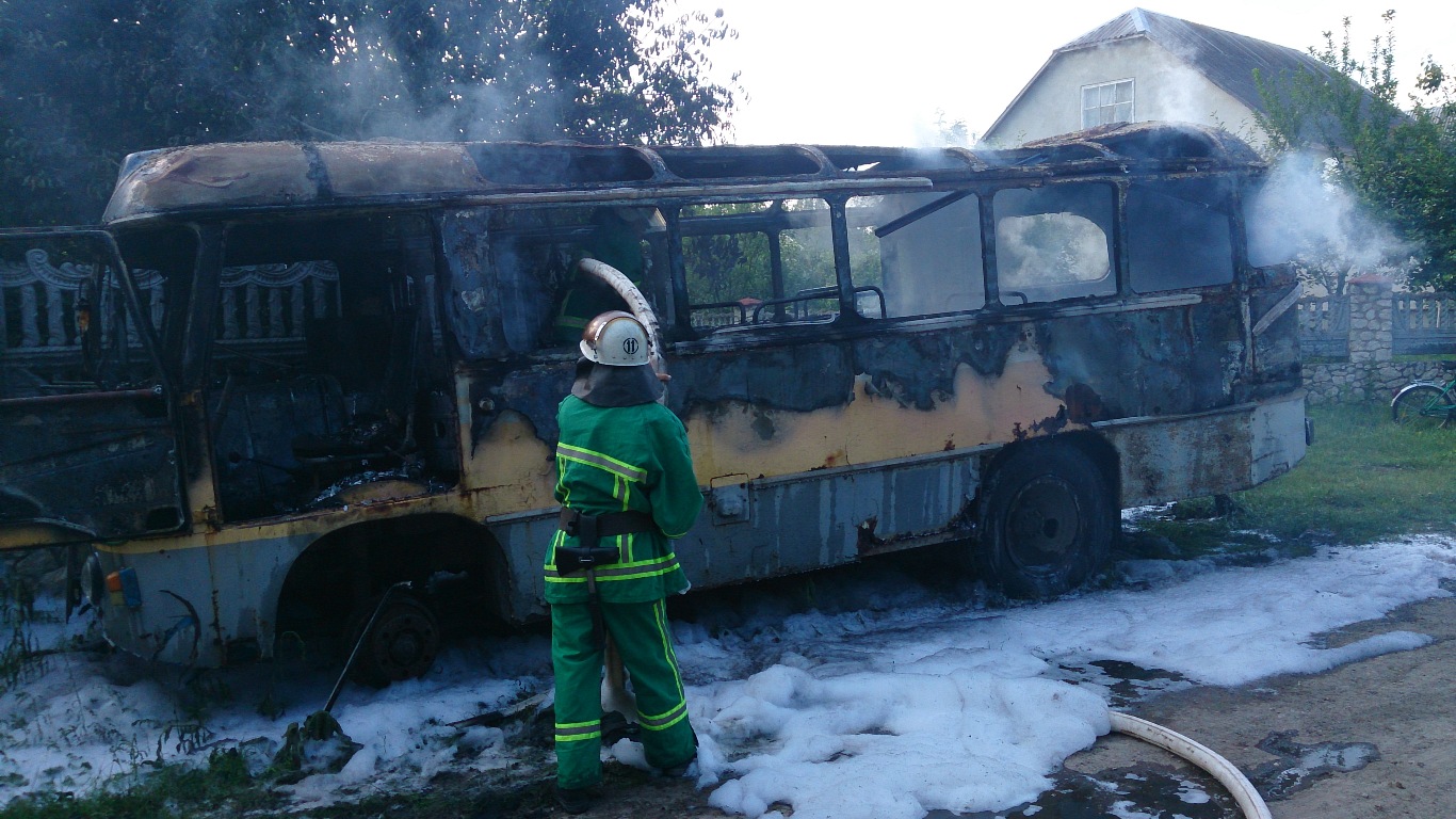 Тернопольская область: спасатели потушили горящий автобус